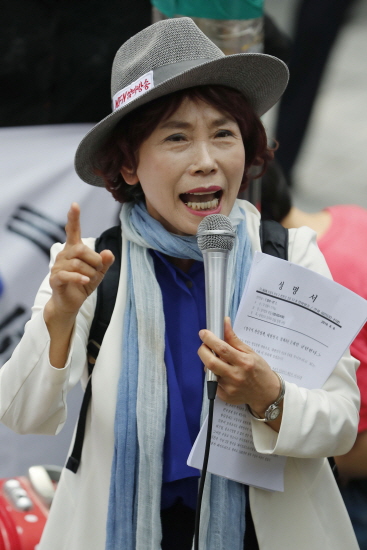 주옥순 엄마부대 대표는 최근 일본의 경제 보복으로 한일 관계가 경색 국면에 빠져든 가운데 아베 수상에게 사죄한다는 취지의 발언을 해 사회적 논란을 불러왔다. [뉴시스]