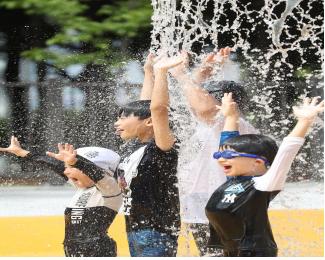 2019년 은평공원에 개장한 어린이 물놀이장에서 아이들이 시원한 물줄기를 즐기고 있다