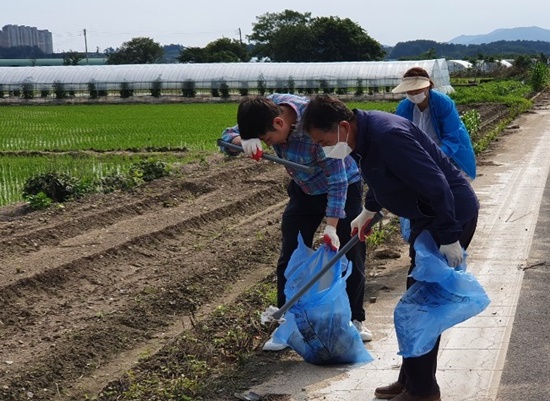 전남 나주시 산포면 일원에서 일제대청소가 진행되고 있다.