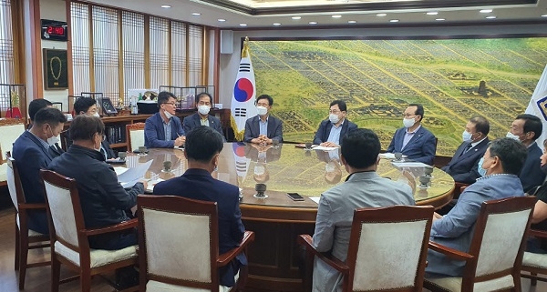 경주시 중부·황오 통합동추진위원회가 30일 주낙영 시장과 추진방향에 대하여 의견을 나누고 있다.