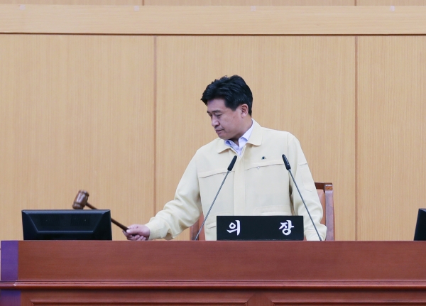 1일 김종천 의장은 제251회 임시회를 개회하고 안건 건의안 등을 의결하고 있다.