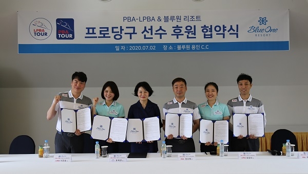 후원협약서를 들어 보이는 윤재연 블루원 사장과 블루원엔젤스 팀원들.(좌로부터 강민구, 서한솔, 윤재연사장, 엄상필, 김갑선, 최원준 선수)