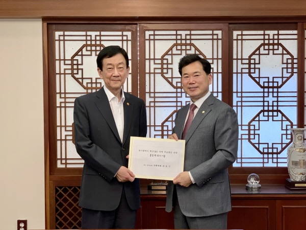 김승수 의원(대구 북구을)은 2일, 서울 정부청사에서 진영 행정안전부 장관을 만나 지역 주요 현안에 대해 논의하고, 적극적인 협조를 요청했다