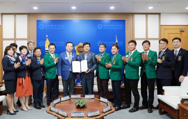 3일 김종천 의장은 의장 접견실에서 국제로타리 3680지구(총재 김영삼)와 환경보전 운동을 위한 업무협약 체결 후 기념 촬영을 하고 있다.