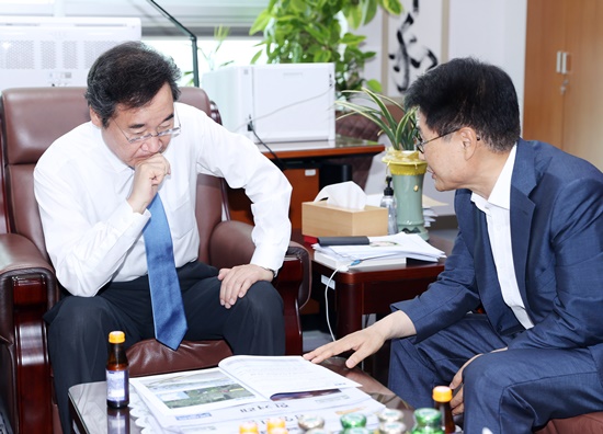이승옥 강진군수가 2일 이낙연 의원을 만나 국립청소년 문화예술센터 건립 대해 설명하고 있다.