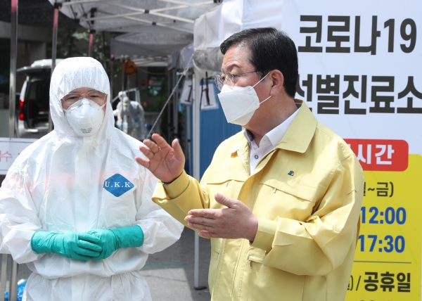 장종태 서구청장 선별진료소 방문(사진=서구청)
