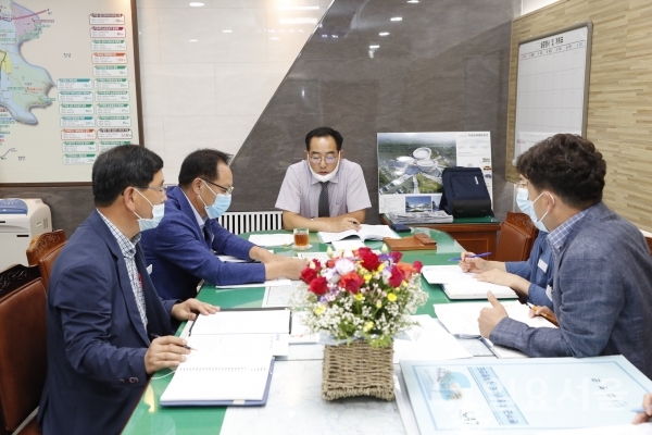 의령군은 백삼종 군수 권한대행 주재로 부군수실에서 3일과 6일 양일간 각 부서에서 중점 추진하고 있는 역점사업 위주로 주요업무 보고회를 가졌다.
