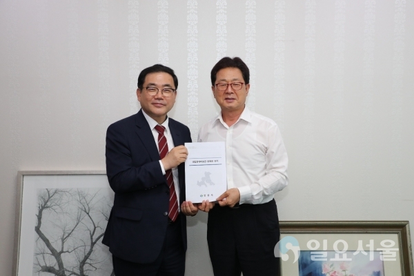 허성무 창원시장은 7일, 특례시 실현과 관련한 4개 대도시 시장·지역구 국회의원 간담회 차 방문한 국회에서 일정상 함께하지 못한 이달곤(창원 진해구, 문체위 소속) 의원과 깜짝 만남을 가졌다.