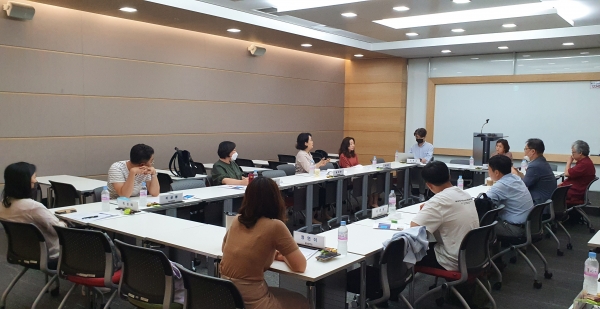 3일 이과우 원장은 영어교사 심화연수 과정으로 지난 SDG4-교육2030 워킹그룹 협의를 통해 미래 핵심역량과 영어교사의 역할 변화에 대한 세미나를 개최하고 있다.