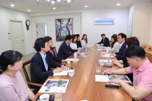 수성구 중학교 운영위원협의회 신규 임원진들이 김대권 수성구청장과 안전한 등하굣길과 관련해 다양한 의견을 나누고 있다.