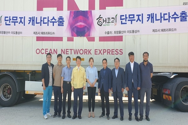 예천군이 8일 제2농공단지 소재 해트리푸드에서 6천여만 원 상당의 단무지를 미국·캐나다로 수출 선적을 하고 있다.