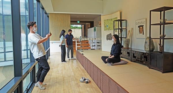 경주엑스포를 방문한 관람객들이 작가의 방를 재현해 꾸며놓은 미술관 속 아틀리에에서 사진을 찍고 있다.