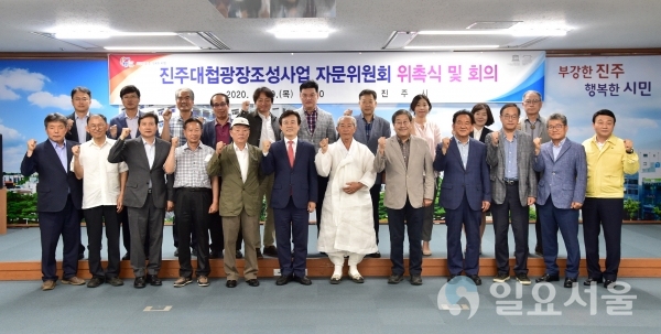 진주시는 9일 오후 3시, 진주시청 문화강좌실에서 진주대첩광장조성사업 자문위원회 위촉식을 가졌다.