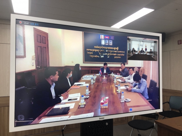 9일 세종시가 캄보디아 바탐방 주와 영상회의를 열고 코로나19 방역 대책을 비롯한 국제협력 방안을 논의하고 있다.