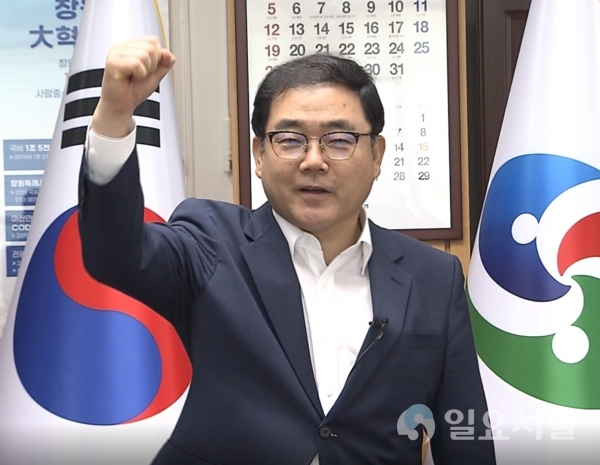 허성무 창원시장이 탄소중립 지방정부 실천연대 선언 후 파이팅을 외치는 모습