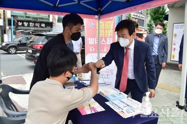 조규일 진주시장은 9일 오전 11시 골목소상공인 한마당 행사장인 하대동 구)35번 종점 일원을 방문했다.