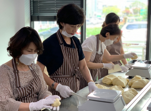 10일 류주현 국립 공주대학교 자원봉사센터장은 공주시 고마나눔터에 교직원 빵 만들기 봉사활동을 펼치고 있다.