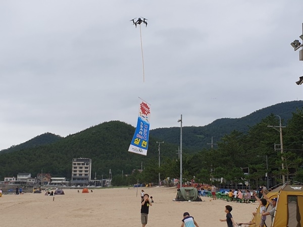 완도군은 관내 신지명사십리해수욕장에서 드론을 이용한 스마트 안전 관리를 실시한다.