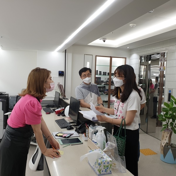 ▲지난 11일과 12일 광주시교육청이 광주시청·동구청·광주지방경찰청과 합동으로 10개조 60명으로 점검팀을 구성해 고시학원 밀집지역 학원을 중심으로  합동 방역 점검을 실시했다.(사진제공=광주시교육청)