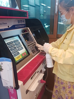 영천시가 코로나19로 공공기관 방문에 불안감을 호소하는 시민들의 대면 접촉을 줄이면서 원활한 민원처리가 이뤄 질 수 있도록 무인민원발급기를 활용한 비대면 민원처리 이용을 적극 홍보하고 있다.
