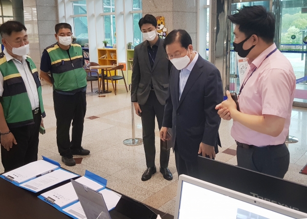 13일 장종태 서구청장이 코로나19 확산 방지를 위해 전자출입명부 설치를 확인하고 있다.