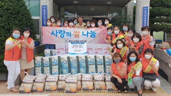 광양시여성상친회가 취약계층을 위해 생필품을 기탁했다(중마동).