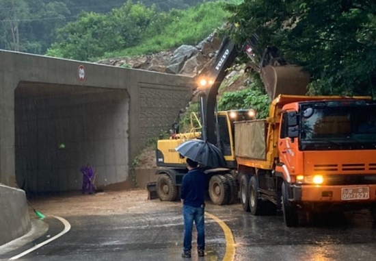 전남 장성군은 북이면 일원 도로공사 현장에서 산사태가 발생해 1시간 만에 복구를 완료했다.