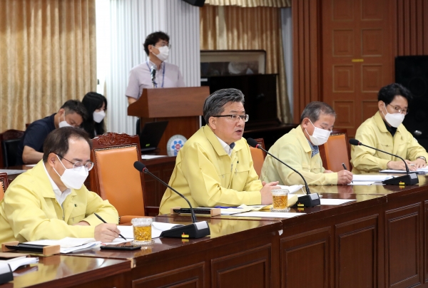 15일 정용래 구청장은 구청 대회의실에서 민선7기 후반기를 준비하는 구정운영토론회를 개최하고 있다.