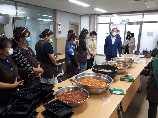전남 곡성군 생활개선회 봉사활동 현장을 유근기 군수가 찾아 격려하고 있다.