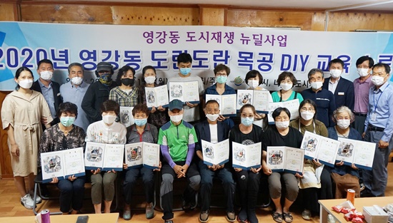 나주시, 영강동 도란도란 목공 DIY 교육 '전문가양성반' 수료식 장면