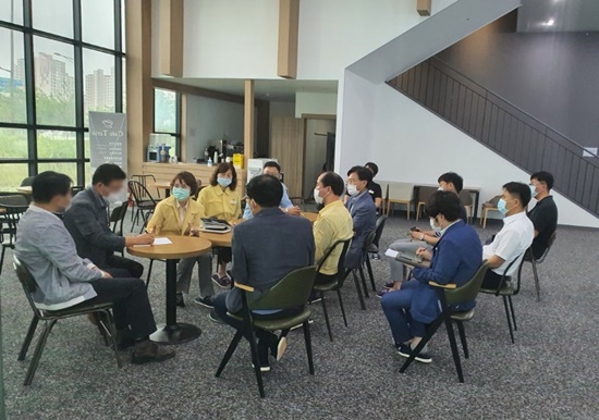 사진설명)나주시 코로나19 재해대책본부, 건축허가과, 총무과, 안전재난과, 보건소 관계자들이 14일 A지역주택조합 관계자들과 만나 15~18일 예정된 동·호수 추첨행사를 코로나19 확산 차단을 위해 취소하기로 했다.