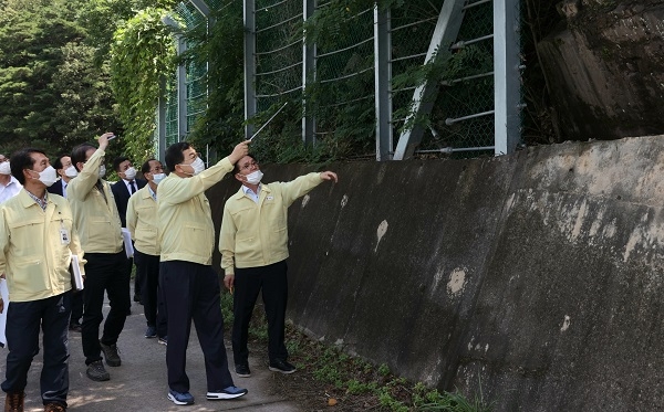 주낙영 경주시장(우측 두번째)이 16일 두류2리 급경사지를 찾아 여름철 집중호우를 앞두고 균열, 토사 유출 등 위험요인은 없는지 살피고 있다.