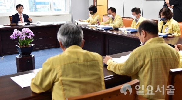 진주시는 지난 13일, 14일, 16일(오후 4시 30분) 사흘간 시청 소회의실에서 조규일 진주시장 주재로 국․소장 및 각 부서장이 참석한 가운데 민선7기 하반기 첫 공약 및 현안사업 점검 보고회를 가졌다.
