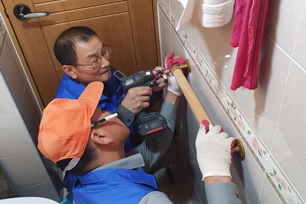 ▲7979 봉사단 안전손잡이 설치(사진제공=남구청)