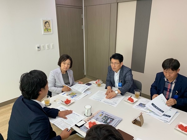 이장식 경산시 부시장은 16일 국회를 방문해 윤두현, 한무경 국회의원을 만나 지역현안 사업 국비예산 반영을 건의하고 있다.