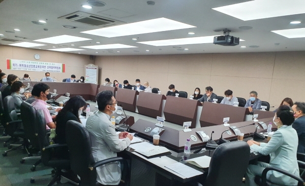 대구과학대학교 아동청소년지도과가 16일 국제회의장에서 개최한 산학협력위원회에서 참석자들이 청소년정책 및 산학협력 활성화에 대해 심도깊게 논의하고 있다.