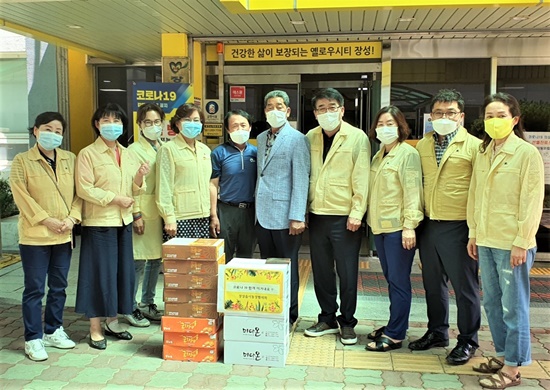 지난 16일, 장성읍이동장협의회가 보건소를 방문해 떡, 과일 등 격려품을 전달했다.