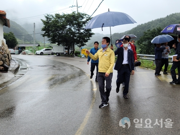 문준희 합천군수는 군민에게 안전한 교통환경을 제공하기 위해 ‘위험도로 구조개선 사업대상지’를 확인하고 주민들의 의견을 청취했다.