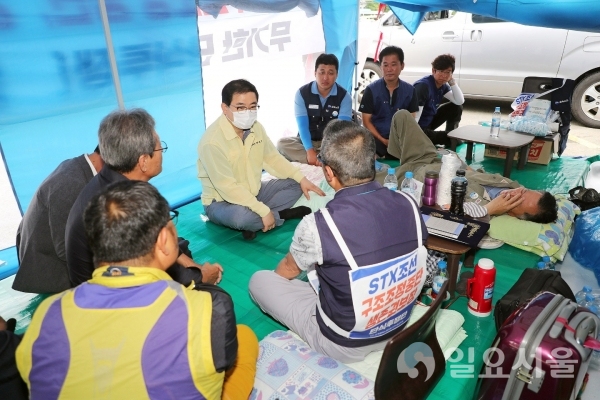 허성무 창원시장은 지난 18일, 경상남도 도청 앞에서 STX조선 노동자 생존권 보장을 요구하며 단식 중인 이장섭 STX조선해양 지회장을 찾았다.