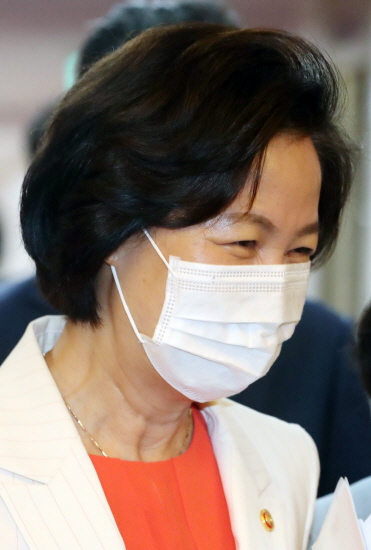 추미애 법무부 장관이 14일 오전 서울 종로구 정부서울청사에서 열린 서울-세종 화상 국무회의에 참석하고 있다. 2020.07.14.[뉴시스]