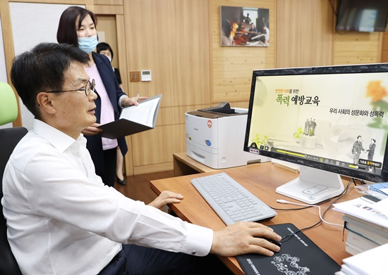 이승옥 강진 군수가 ‘2020년 4대 폭력(성희롱·성매매·성폭력·가정폭력) 예방통합교육’ 사이버교육과정에 참여하고 있다.