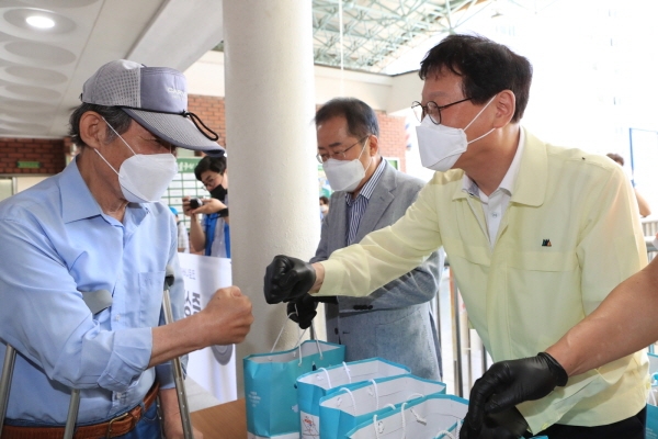 김대권 수성구청장이 삼계탕도시락을 전달하며 지역주민을 응원하고 있다.