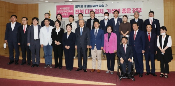 미래통합당 김종인 비상대책위원장, 김병민 정강정책개정특위 위원장을 비롯한 참석자들이 10일 서울 여의도 국회 의원회관에서 열린 당 정강정책개정특위 세미나 '전혀 다른 정치, 성비 좋은 정부'에서 기념촬영을 하고 있다. 2020.07.10.[뉴시스]