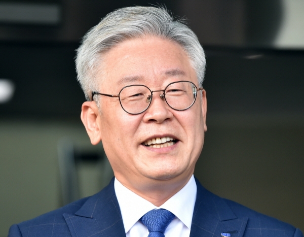 대법원의 원심 파기환송으로 지사직을 유지하게 된 이재명 경기도지사가 16일 오후 경기 수원시 팔달구 경기도청에서 입장을 밝히고 있다. 2020.07.16.[뉴시스]