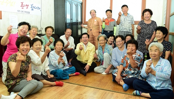 장성군이 국민행복지수 평가에서 A등급을 획득했다(사진 중앙 유두석 장성군수).