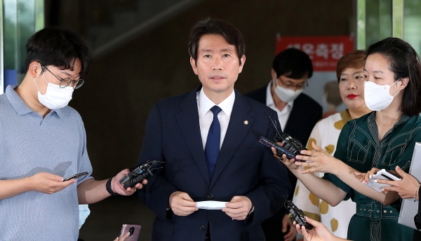 국회 인사청문회를 앞둔 이인영 통일부 장관 후보자가 21일 오전 서울 종로구 남북회담본부에 마련된 인사청문회 준비 사무실 앞에서 기자회견을 하고 있다. 2020.07.21.[뉴시스]