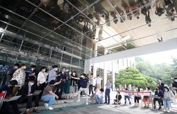 국회 인사청문회를 앞둔 이인영 통일부 장관 후보자가 21일 오전 서울 종로구 남북회담본부에 마련된 인사청문회 준비 사무실 앞에서 기자회견을 하고 있다. 2020.07.21.[뉴시스]