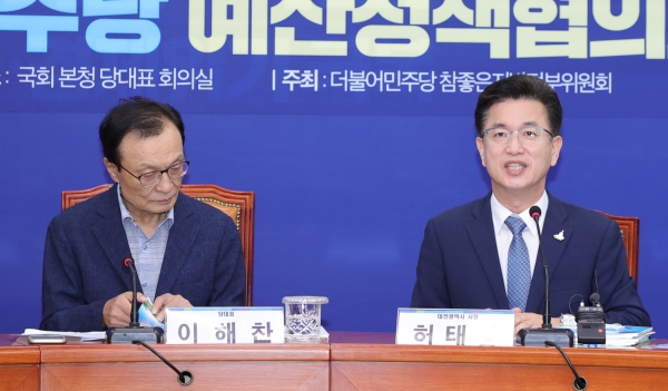 21일 허 시장은 국회본관 더불어민주당 대표회의실에서 더불어민주당-충청권 예산정책협의회를 갖고, 조속한 대전 혁신도시 지정 및 공공기관 유치 등 14건의 현안과제를 비롯한 50건의 내년도 국비확보 과제에 대한 지원방안을 논의 하고 있다.