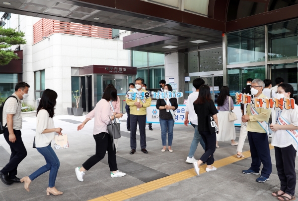21일 구청 현관 앞에서 정용래 유성구청장을 비롯한 감사실 직원들이 출근하는 직원들을 대상으로 ‘청렴 홍보 캠페인’을 실시하고 있다.