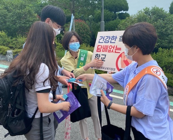 전남교육청에서 진행하고 있는 2020 학교흡연예방·금연 캠페인 현장 사진